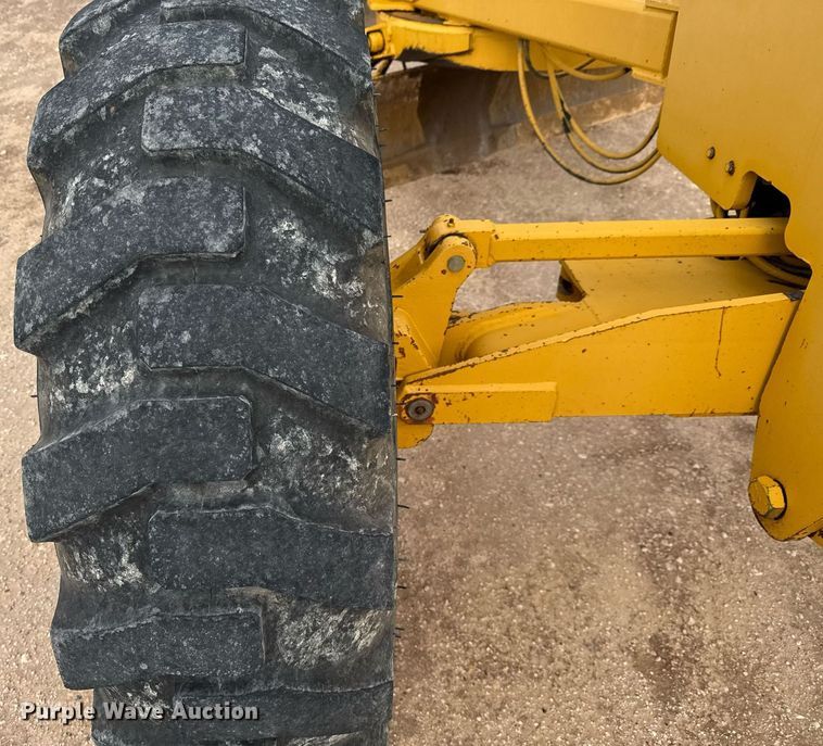 image for item ED5675 1996 John Deere 570B motor grader