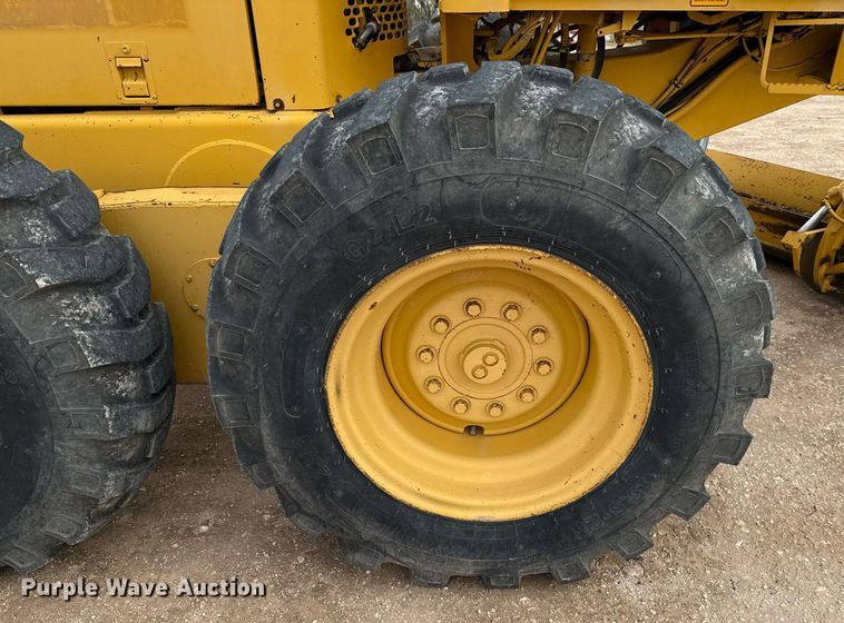 image for item ED5675 1996 John Deere 570B motor grader