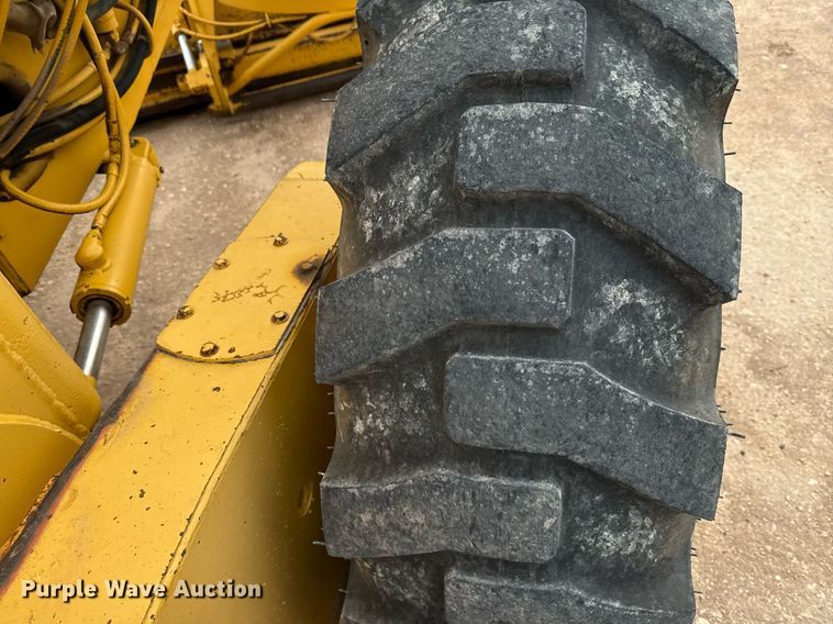 image for item ED5675 1996 John Deere 570B motor grader