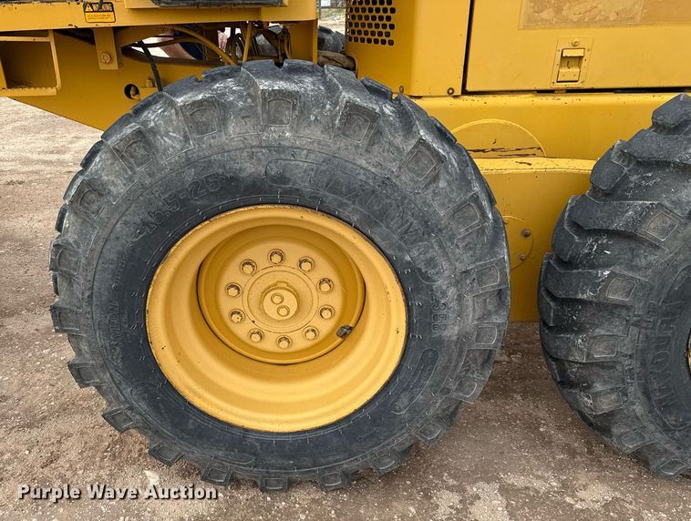 image for item ED5675 1996 John Deere 570B motor grader