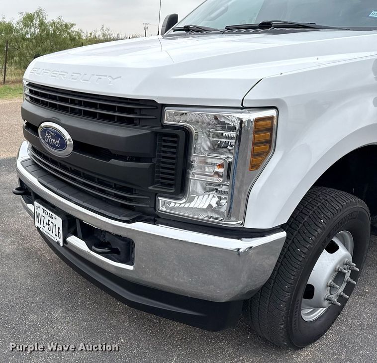 image for item ED5681 2019 Ford F350 Super Duty XL Crew Cab utility bed pickup truck