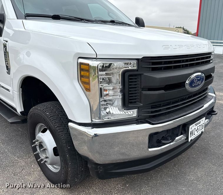 image for item ED5681 2019 Ford F350 Super Duty XL Crew Cab utility bed pickup truck