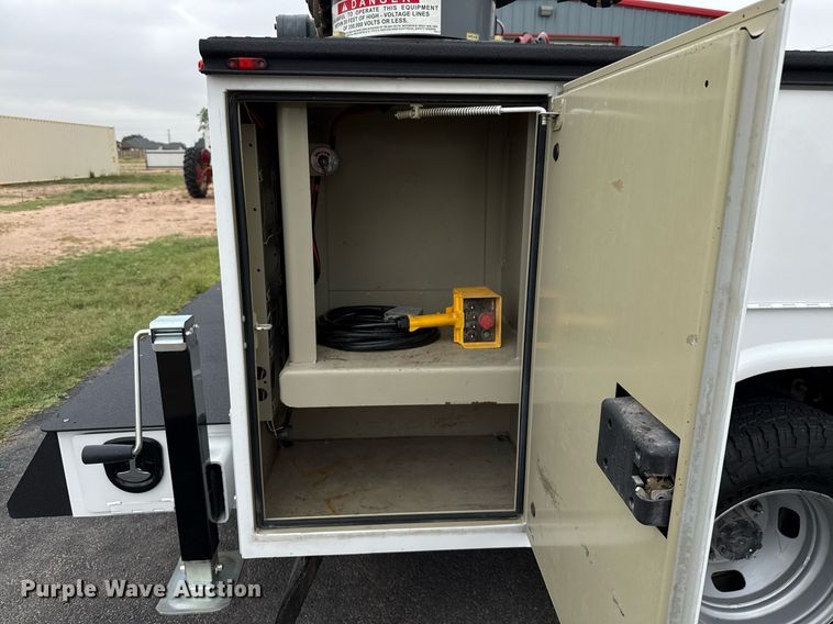 image for item ED5681 2019 Ford F350 Super Duty XL Crew Cab utility bed pickup truck