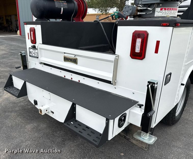 image for item ED5681 2019 Ford F350 Super Duty XL Crew Cab utility bed pickup truck