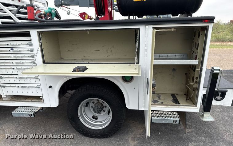 image for item ED5681 2019 Ford F350 Super Duty XL Crew Cab utility bed pickup truck