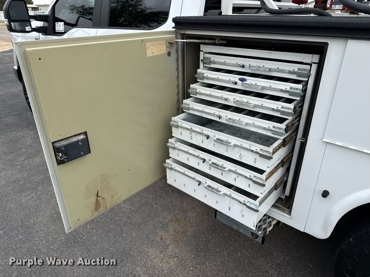 image for item ED5681 2019 Ford F350 Super Duty XL Crew Cab utility bed pickup truck