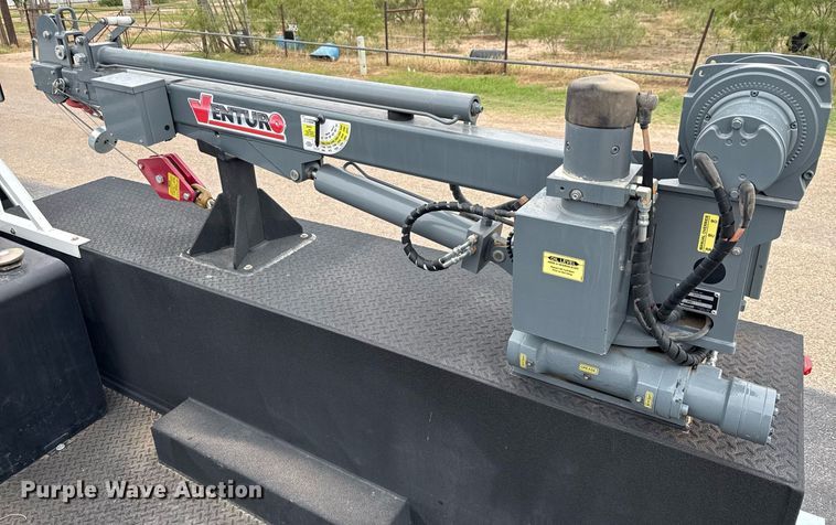 image for item ED5681 2019 Ford F350 Super Duty XL Crew Cab utility bed pickup truck