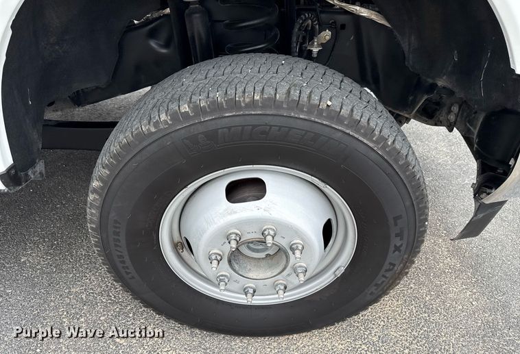 image for item ED5681 2019 Ford F350 Super Duty XL Crew Cab utility bed pickup truck