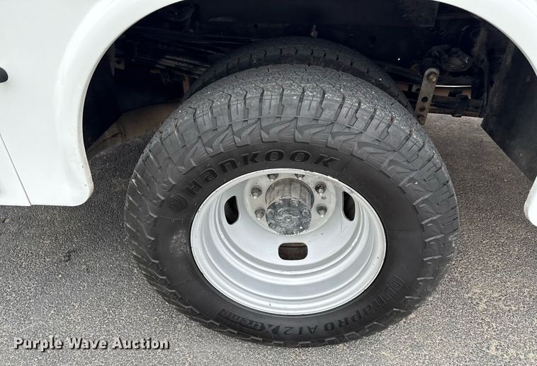 image for item ED5681 2019 Ford F350 Super Duty XL Crew Cab utility bed pickup truck