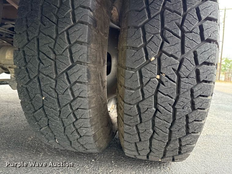 image for item ED5681 2019 Ford F350 Super Duty XL Crew Cab utility bed pickup truck