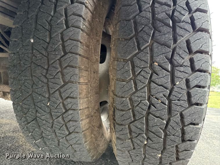 image for item ED5681 2019 Ford F350 Super Duty XL Crew Cab utility bed pickup truck