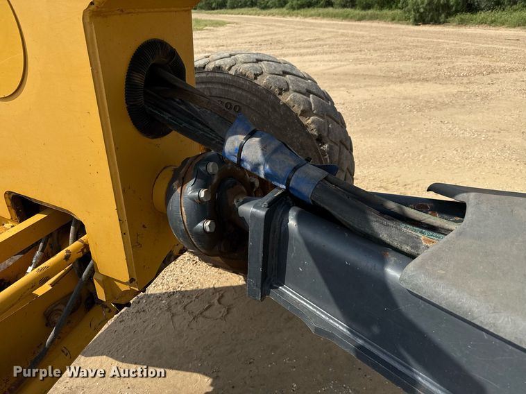 image for item ED5716 2012 John Deere 672G motor grader