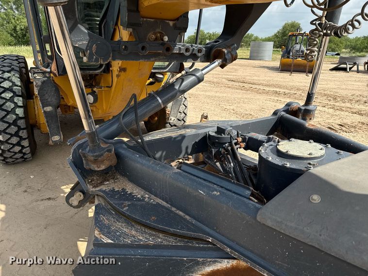 image for item ED5716 2012 John Deere 672G motor grader