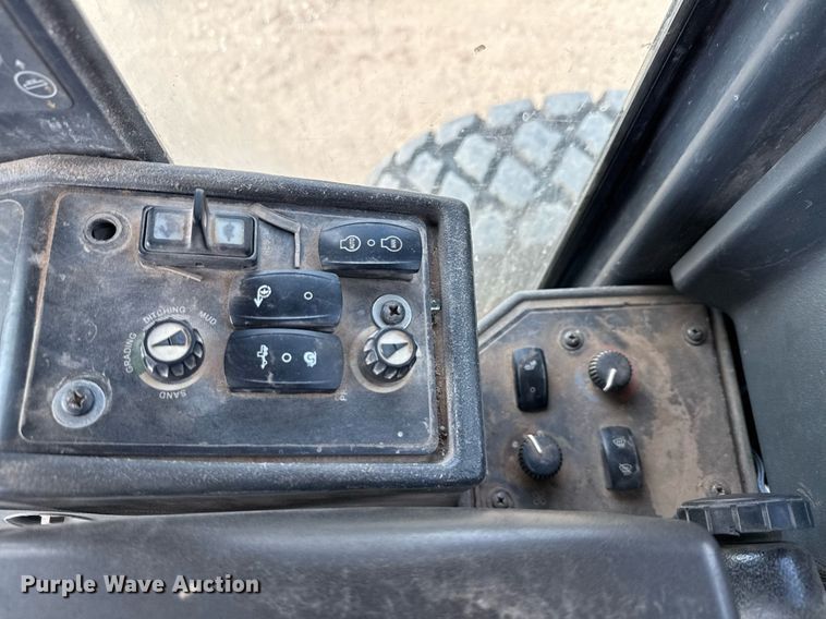 image for item ED5716 2012 John Deere 672G motor grader