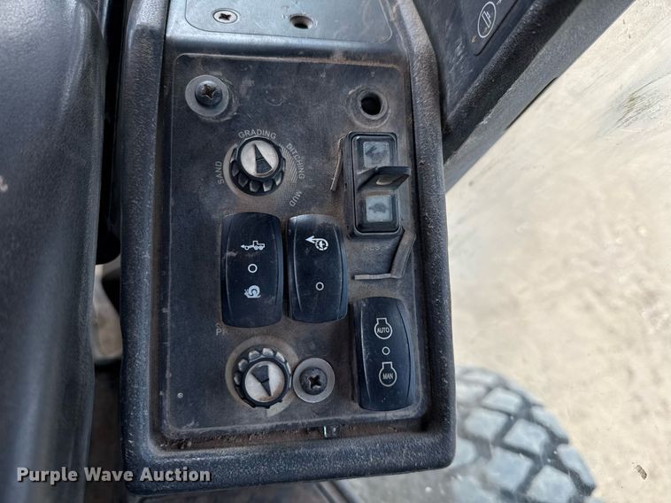 image for item ED5716 2012 John Deere 672G motor grader