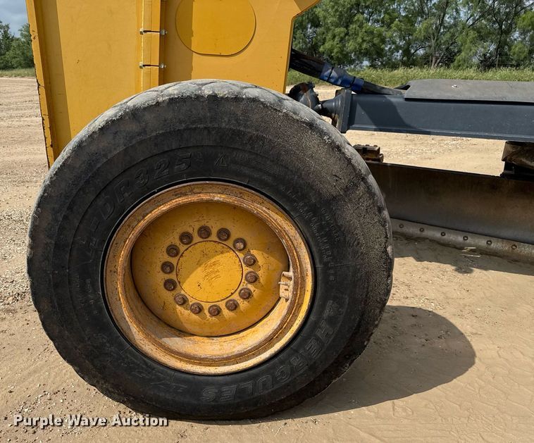 image for item ED5716 2012 John Deere 672G motor grader