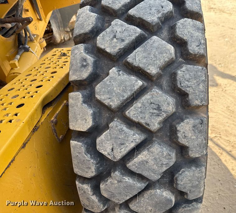 image for item ED5716 2012 John Deere 672G motor grader