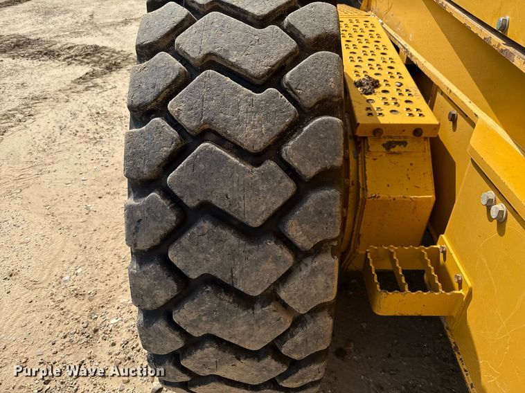 image for item ED5716 2012 John Deere 672G motor grader