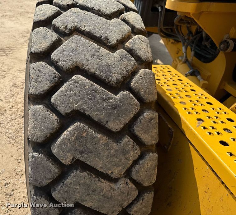 image for item ED5716 2012 John Deere 672G motor grader