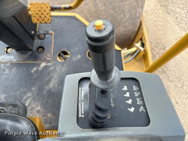 image for item ED5717 2007 Caterpillar CS-533E single drum vibratory roller