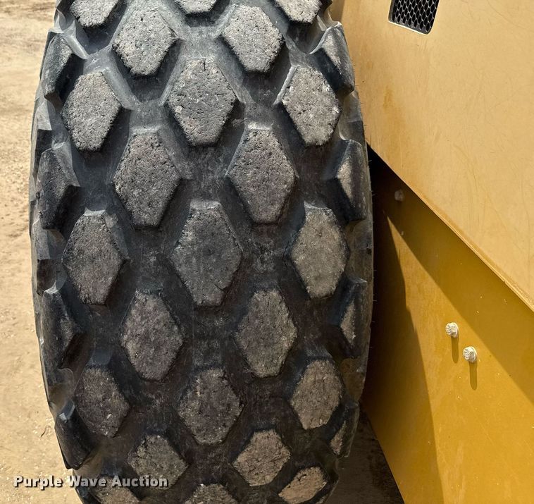 image for item ED5718 2007 Caterpillar CS-533E single drum vibratory roller