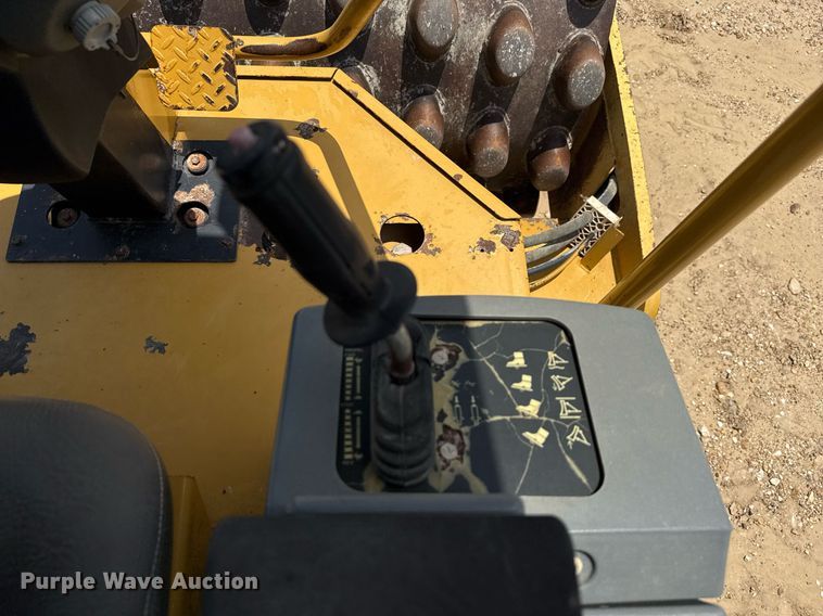 image for item ED5719 2005 Caterpillar CP-563E single drum vibratory roller