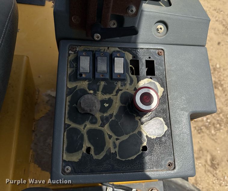 image for item ED5719 2005 Caterpillar CP-563E single drum vibratory roller