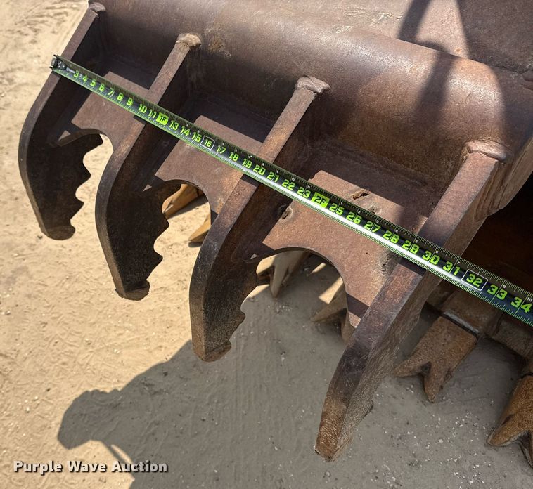 image for item ED5720 2012 John Deere 250G LC excavator