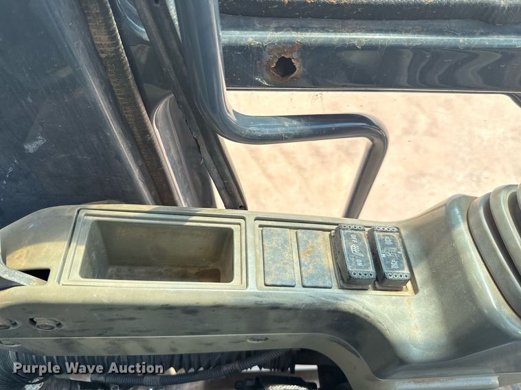 image for item ED5720 2012 John Deere 250G LC excavator