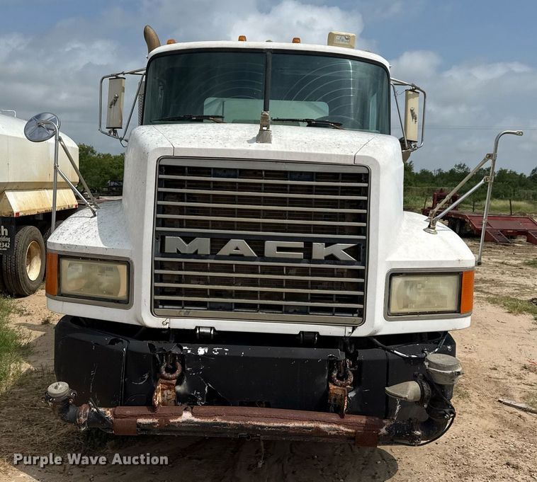 image for item ED5726 2000 Mack CH613 water truck