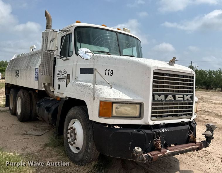 image for item ED5726 2000 Mack CH613 water truck