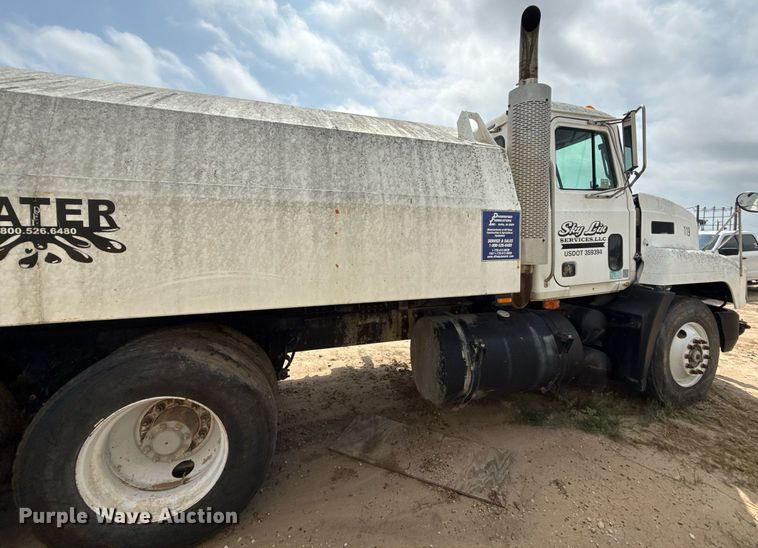 image for item ED5726 2000 Mack CH613 water truck