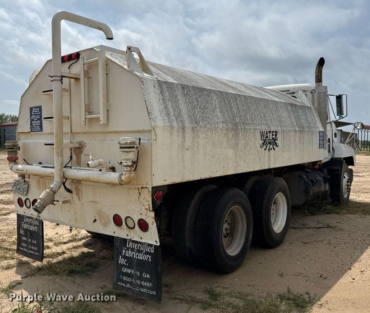 image for item ED5726 2000 Mack CH613 water truck