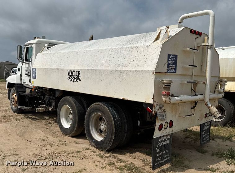 image for item ED5726 2000 Mack CH613 water truck