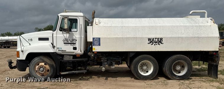 image for item ED5726 2000 Mack CH613 water truck