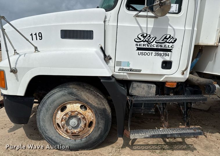 image for item ED5726 2000 Mack CH613 water truck