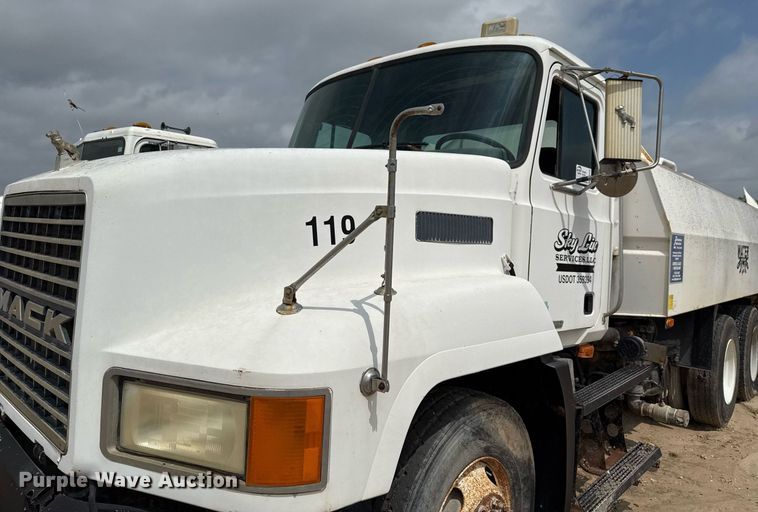 image for item ED5726 2000 Mack CH613 water truck