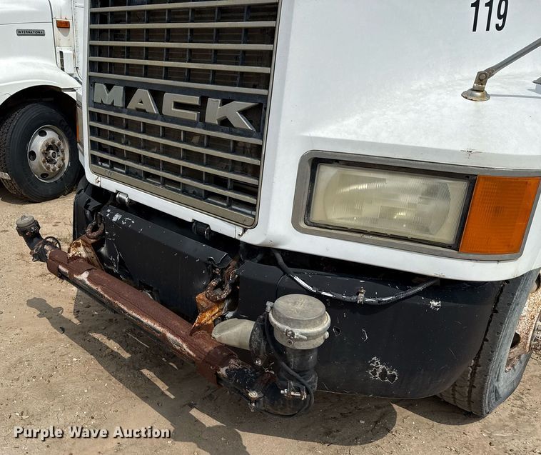 image for item ED5726 2000 Mack CH613 water truck