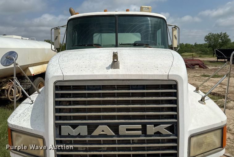 image for item ED5726 2000 Mack CH613 water truck
