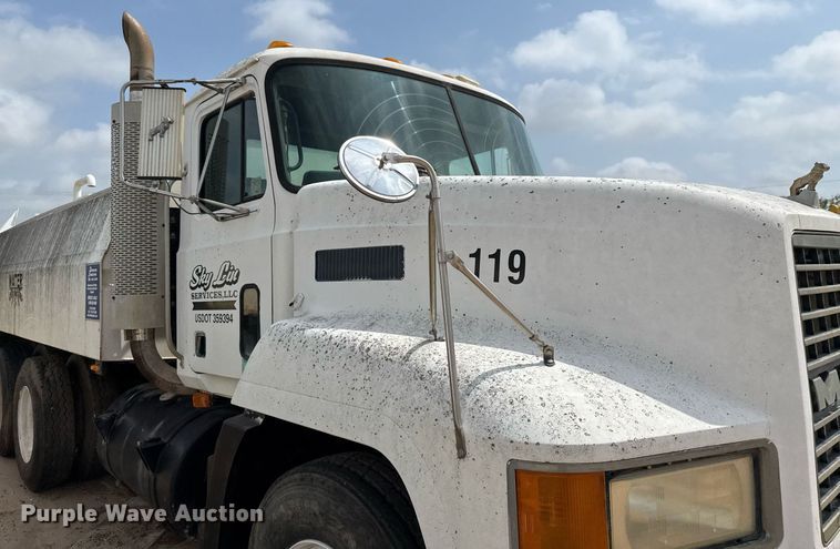 image for item ED5726 2000 Mack CH613 water truck