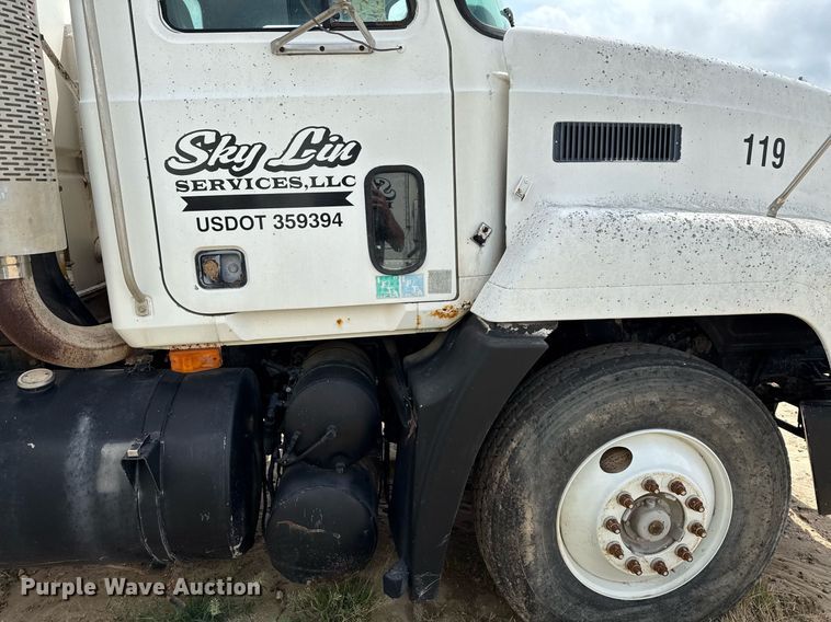 image for item ED5726 2000 Mack CH613 water truck