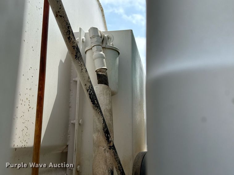 image for item ED5726 2000 Mack CH613 water truck