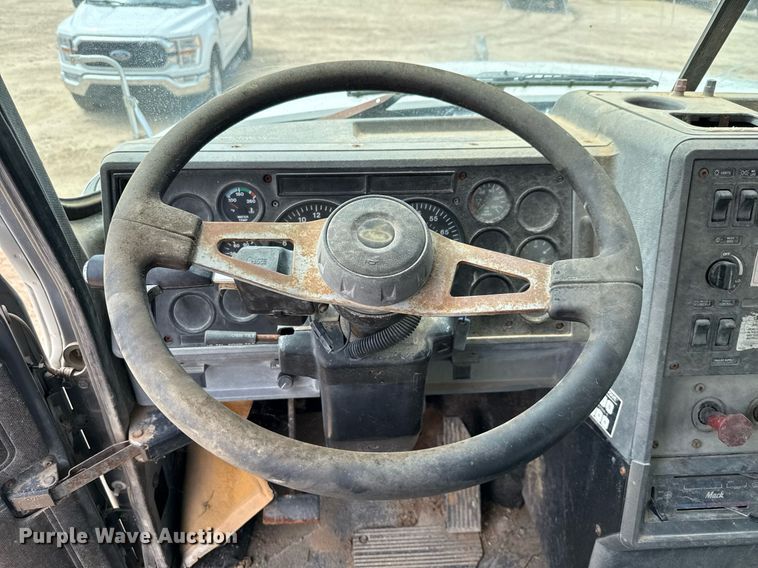 image for item ED5726 2000 Mack CH613 water truck