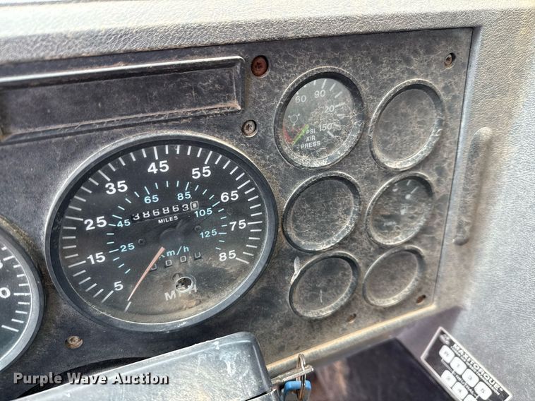 image for item ED5726 2000 Mack CH613 water truck