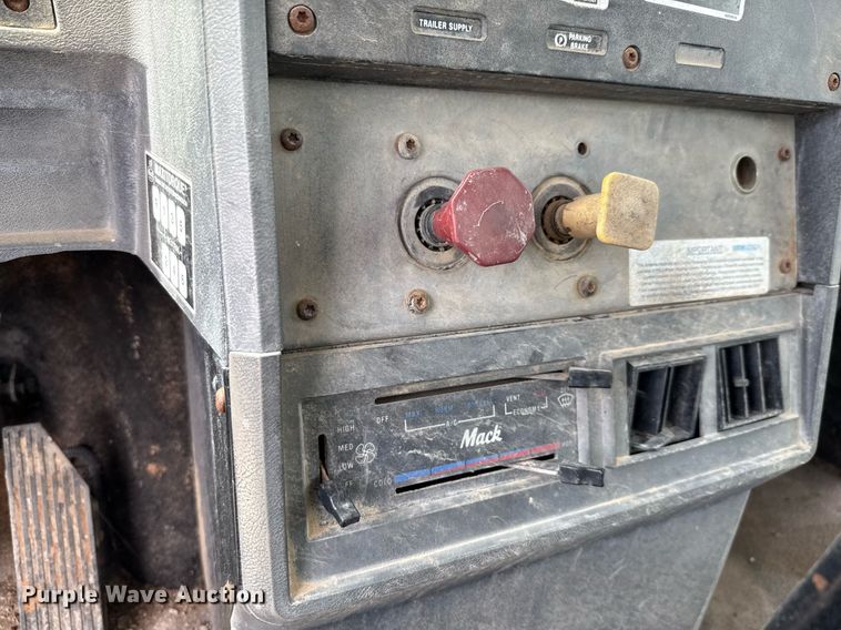 image for item ED5726 2000 Mack CH613 water truck