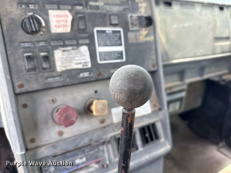 image for item ED5726 2000 Mack CH613 water truck