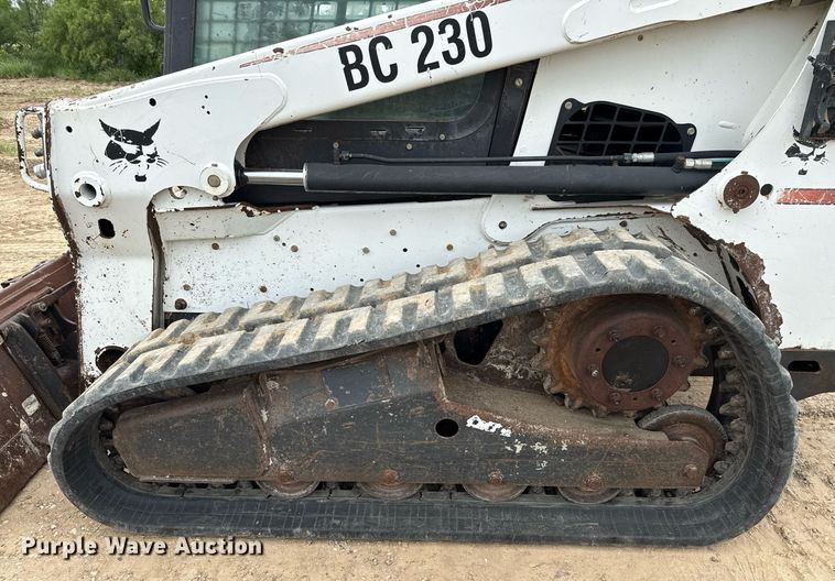 image for item ED5727 2011 Bobcat T630 tracked skid steer loader