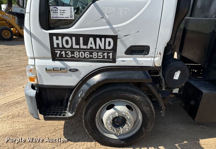 image for item ED5744 2006 Ford LCF dump truck