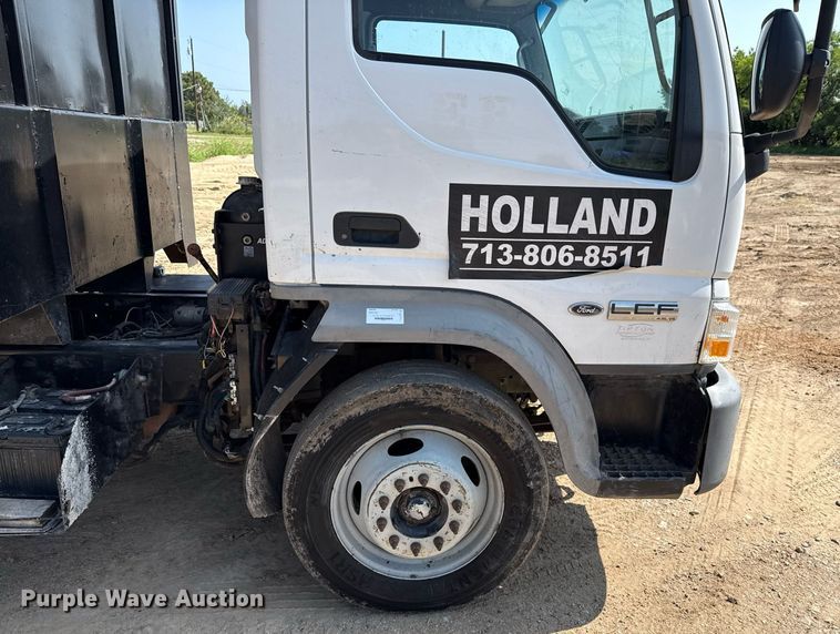 image for item ED5744 2006 Ford LCF dump truck