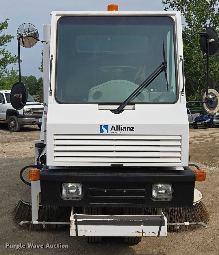 image for item EF1518 2008 Allianz 3000 street sweeper truck